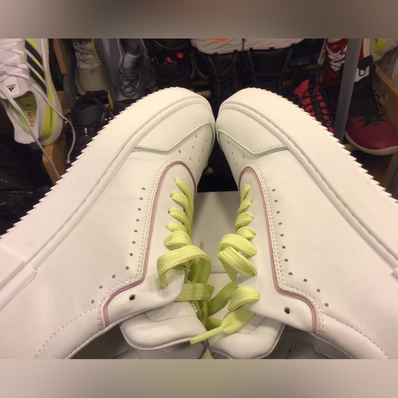 STUART WEITZMAN Leather Sneaker. - Picture 10 of 16